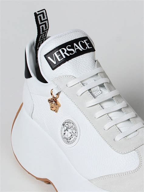 versace zapatos blancos precio|zapatos de Versace mujer.